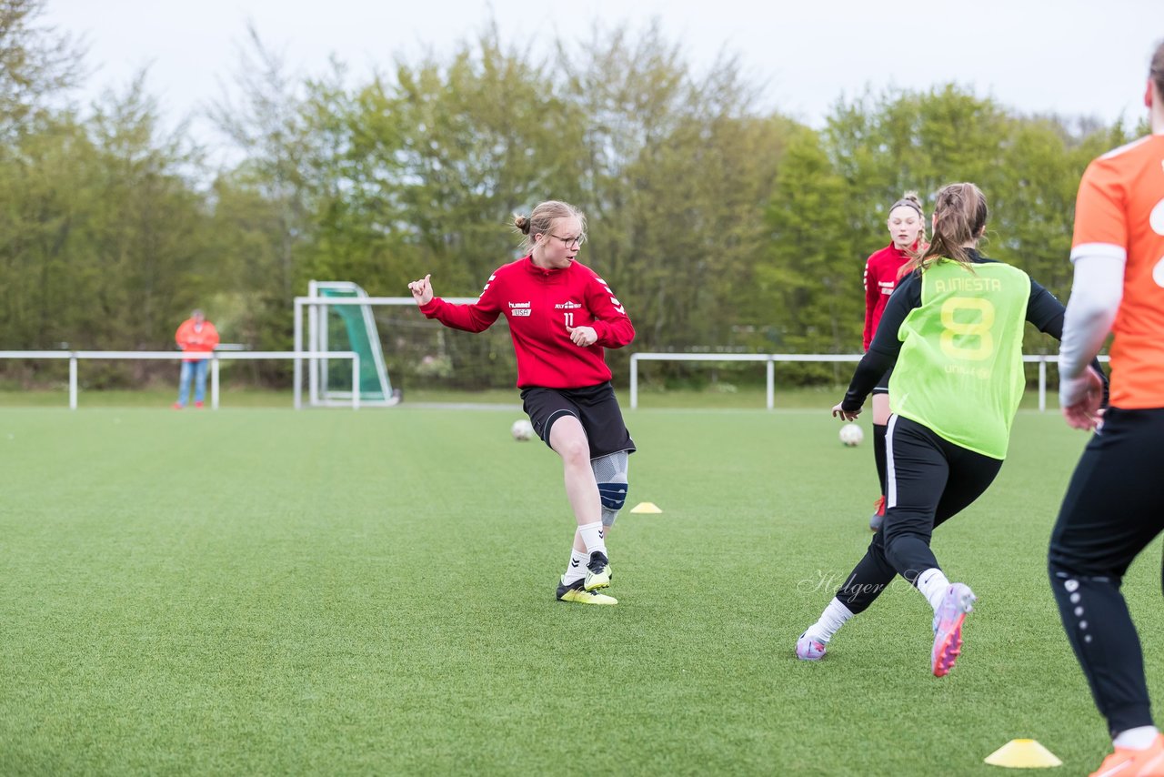 Bild 218 - Co-Trainerin der Frauen Nationalmannschaft Britta Carlson in Wahlstedt